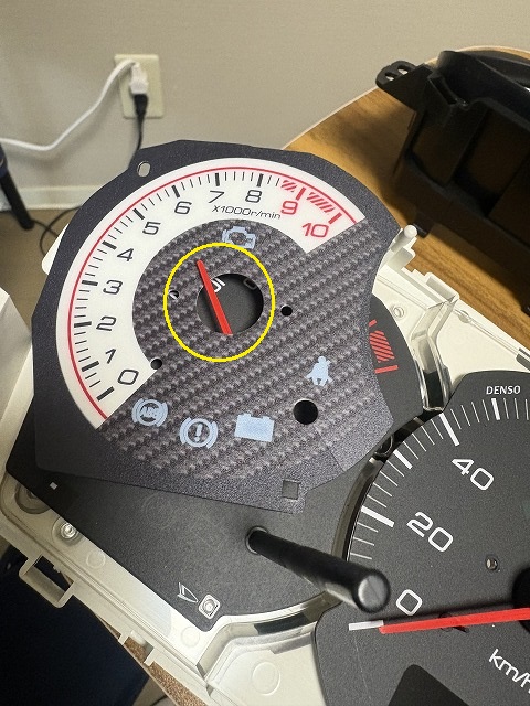 タコメーターにはめ込みます