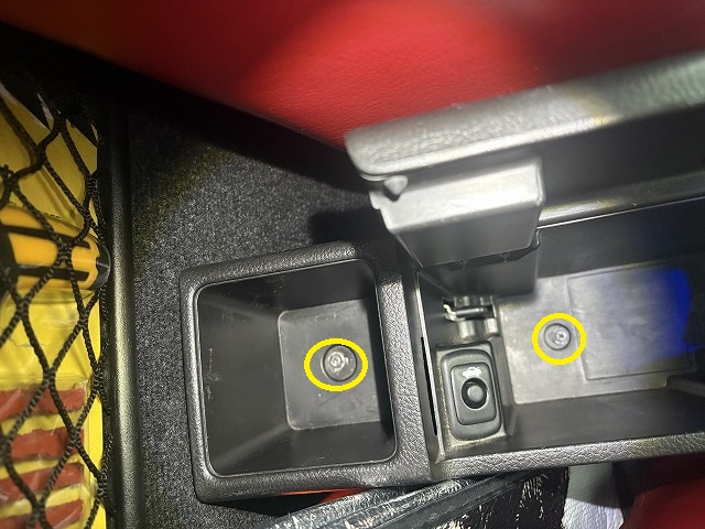 後方に２ヶ所のネジで固定してある