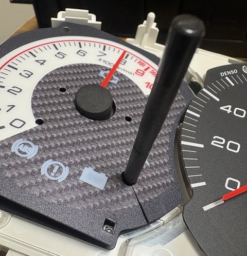 タコメーターのホワイトパネル挿入完了