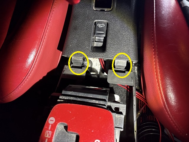 前方にツメが２ヶ所あるから外す