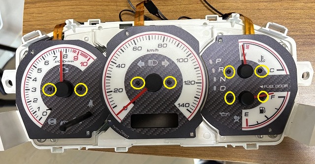ネジで固定完了したメーターパネル
