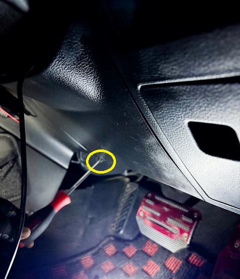 邪魔なカバーを外す