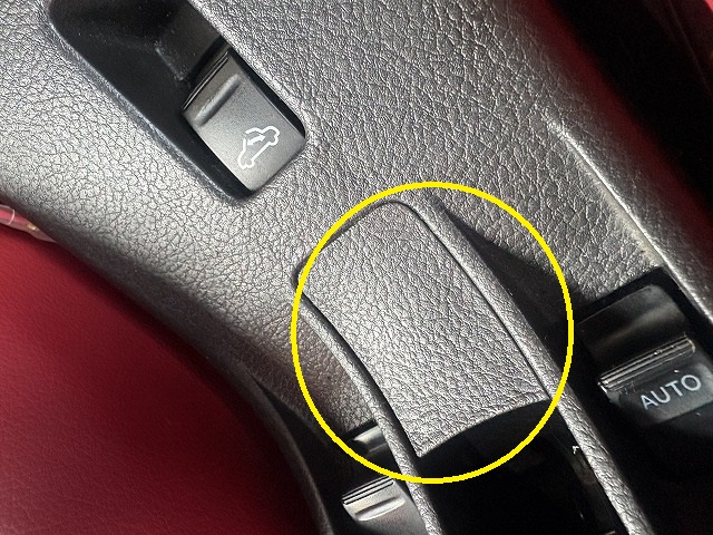 サイドブレーキ下のカバーを外す