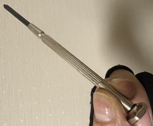 精密ドライバーが必要