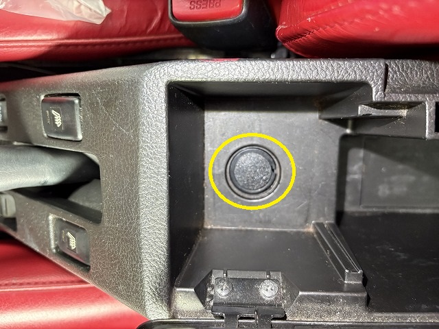 小物入れの中の先端にネジがありカバーがしてある