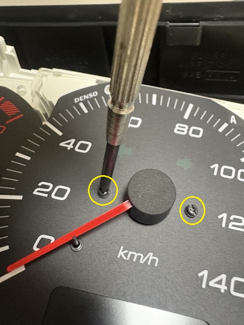 メーターパネルのネジ２個を外す