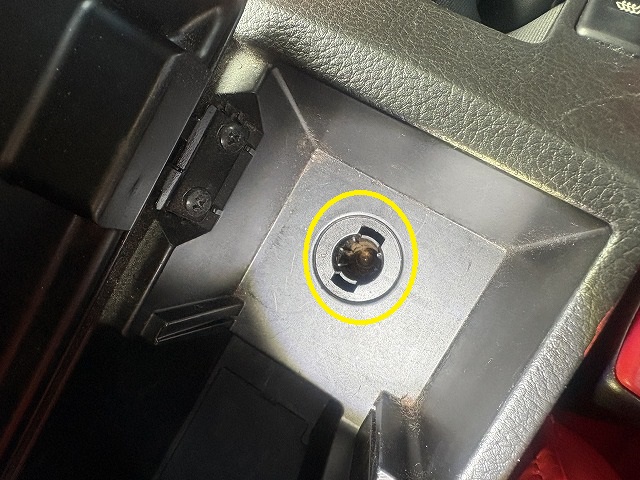 ネジはかなり奥にある