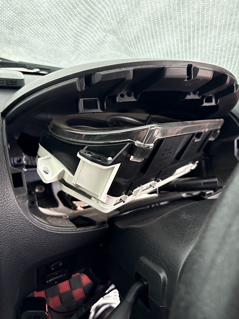 メーターを手前に引き出す。