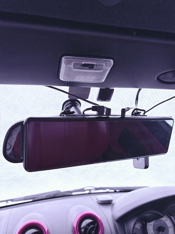 ルーフミラーに本体を固定