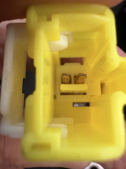 反対側のコネクター内部