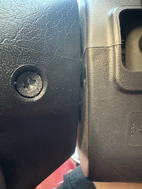 ホーンボタン固定ボルト