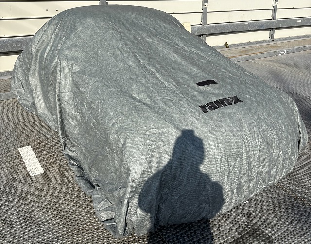 コペンにボディーカバーを掛けたシーン