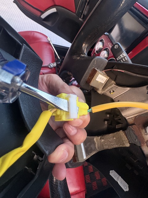 配線コネクターを外す