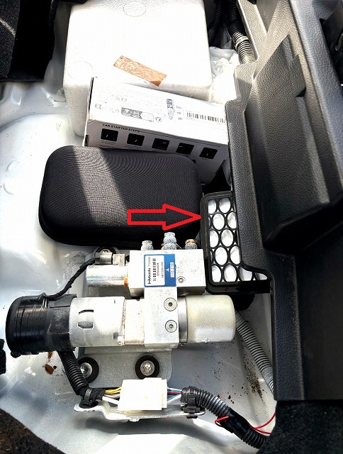 ルーフを動かすポンプの後ろ