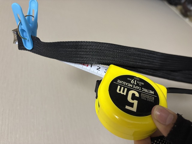 スケールを使ってコペンのボディー下をバンドを通す