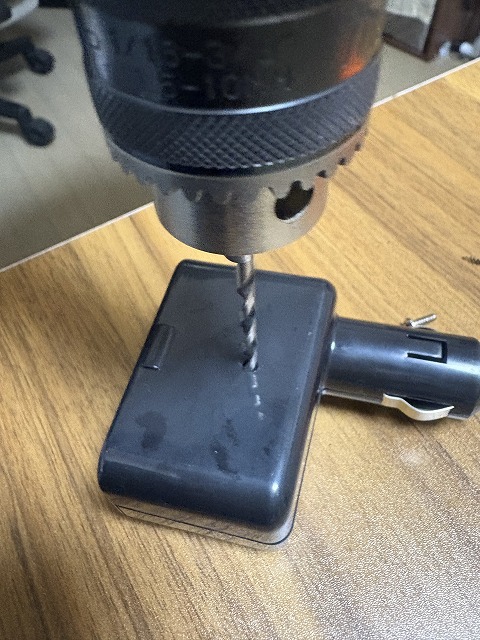 ドリルで穴開けします。