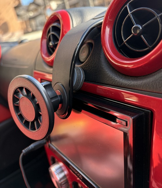 横からホルダーの固定を見たところ