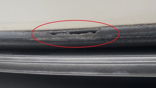 ウェザーストリップに穴が開いてる場所