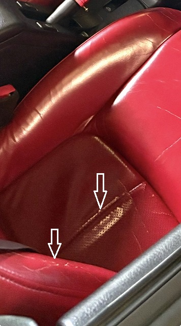 革シートに傷が複数