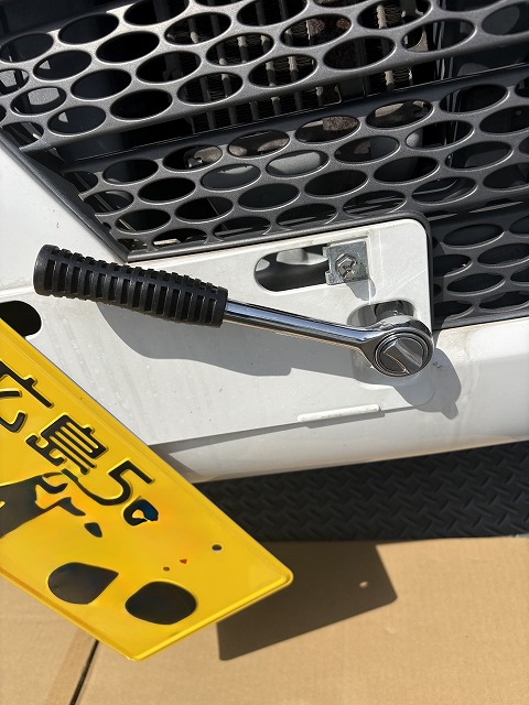 ナンバー裏のボルトを外す