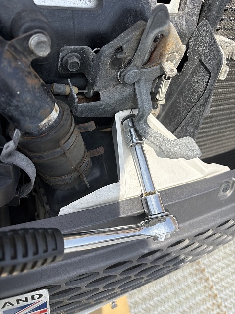 バンパー上の中央の固定ボルト