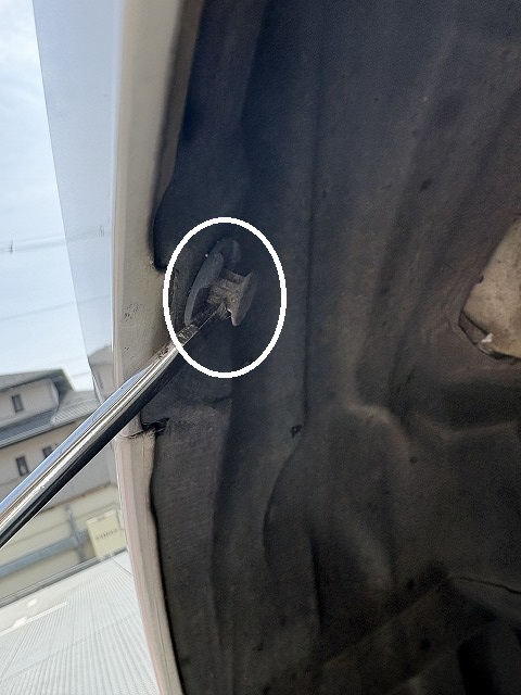 カバー固定用クリップを外す