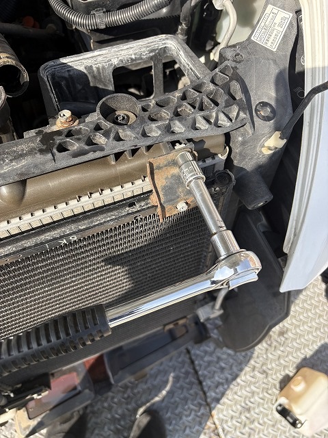 コンデンサー右上のボルト