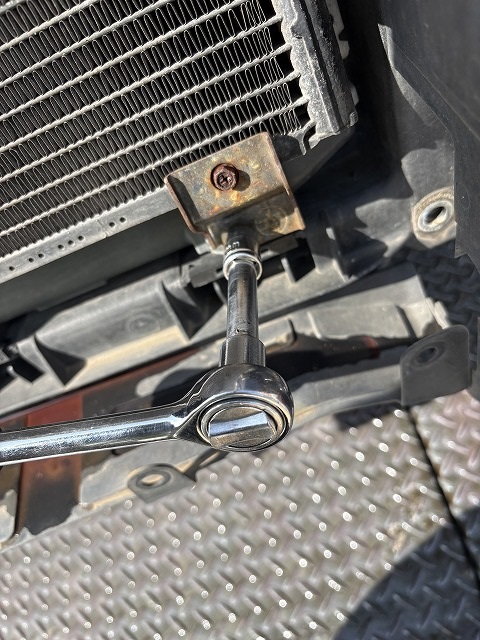 コンデンサー右下のボルト