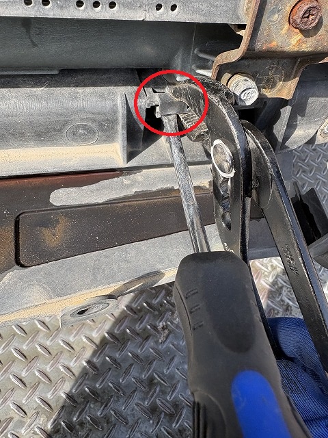 プライヤーで挟み引き抜く