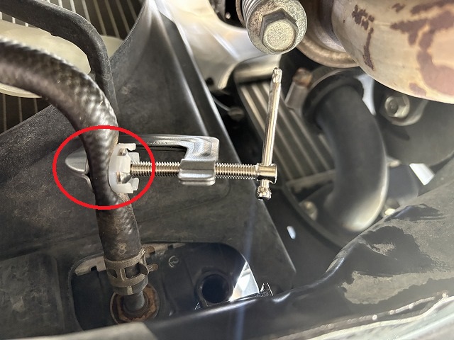 A/T用ホースを潰す