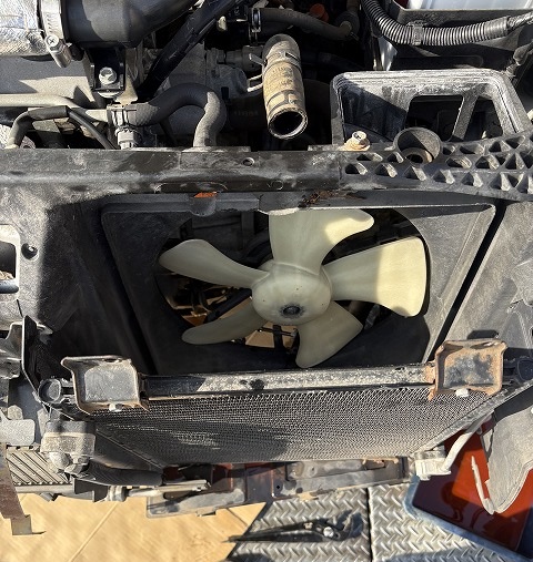 ラジエーターが抜けるとこんな感じになります。