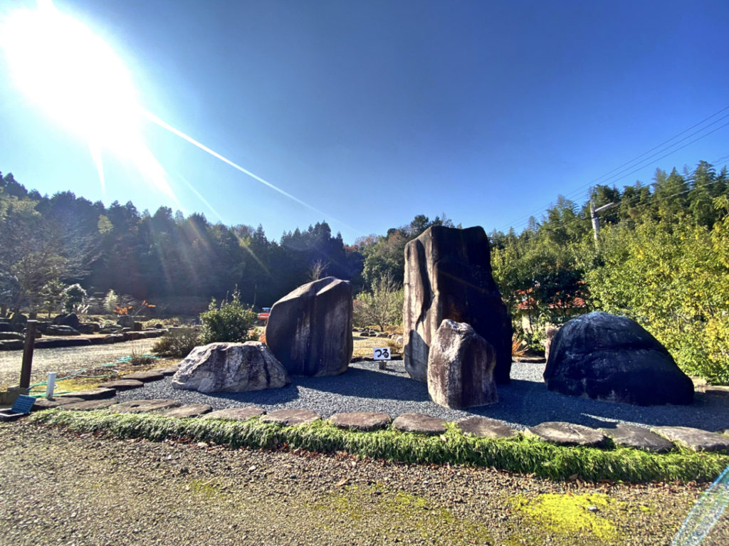 石椛園の歓迎の庭の石のアート作品